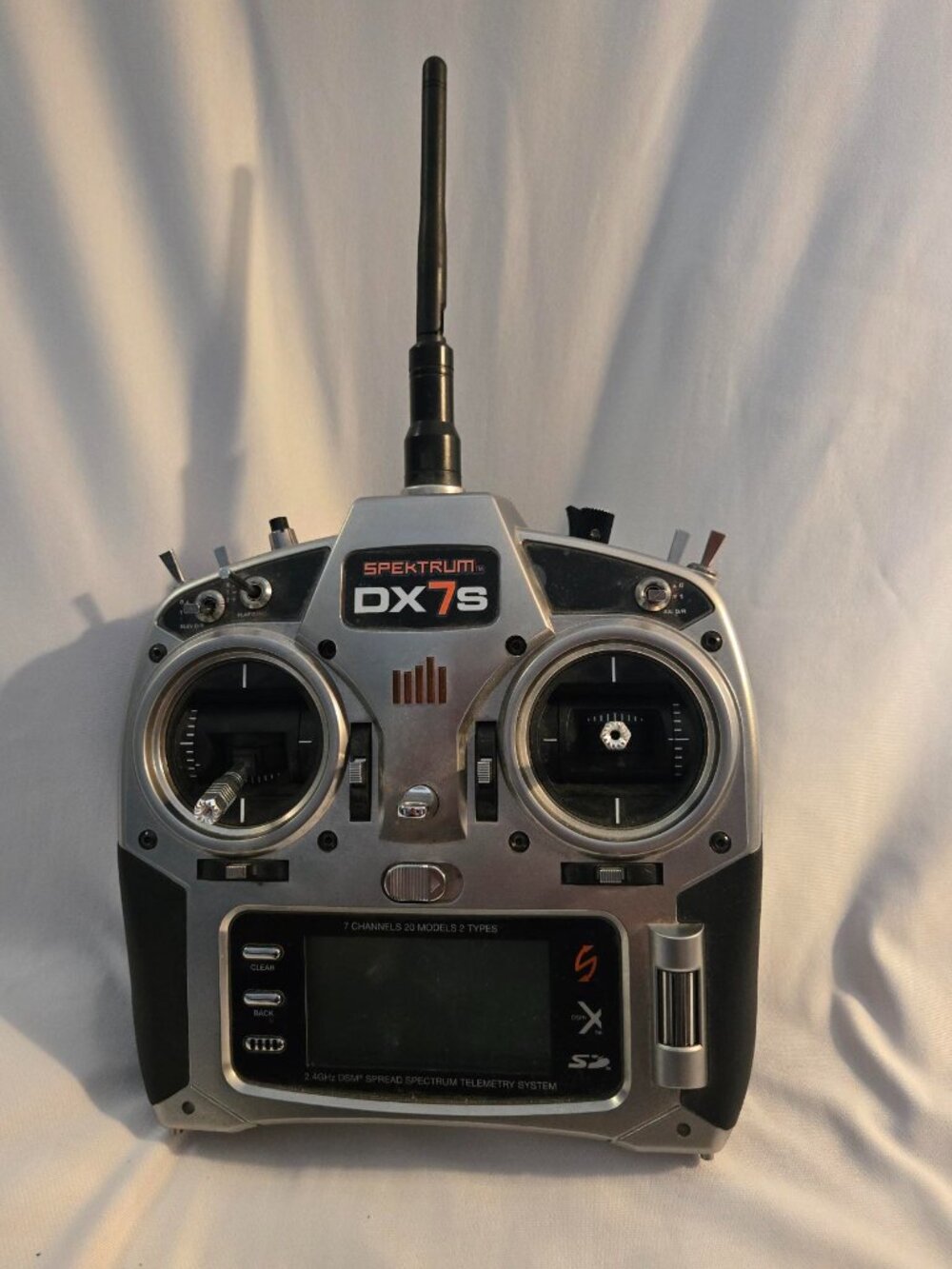 Read Spektrum DX7SE Special Edition 7 Channel 2.4Ghz Transmitter